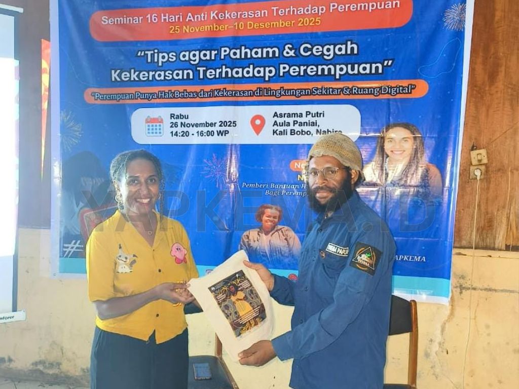 Penyerahan merchandise oleh Yapkema kepada Narasumber, Novita Opki, yang diwakili oleh Manajer Kepemudaan Yapkema, Mis Murib (Dok. Yapkema).