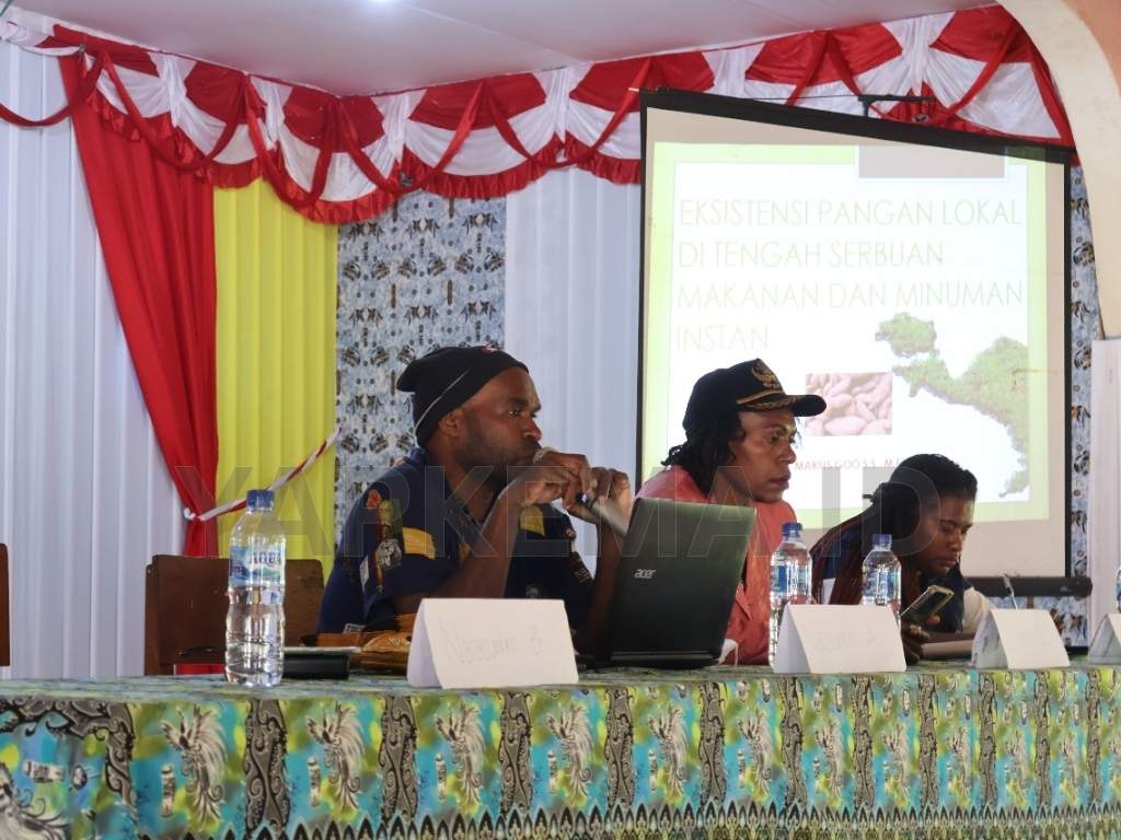 Narasumber kedua, Marius Goo, saat penyampaian materi di depan peserta seminar. (Dok. Yapkema).