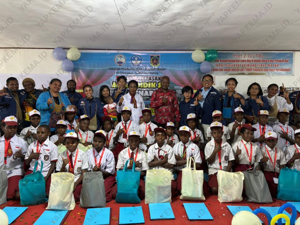 Foto siswa-siswi lulusan SD Yegeka Angkatan IV, bersama para guru, kepala sekolah, dan perwakilan yayasan. (Dok. Yapkema)