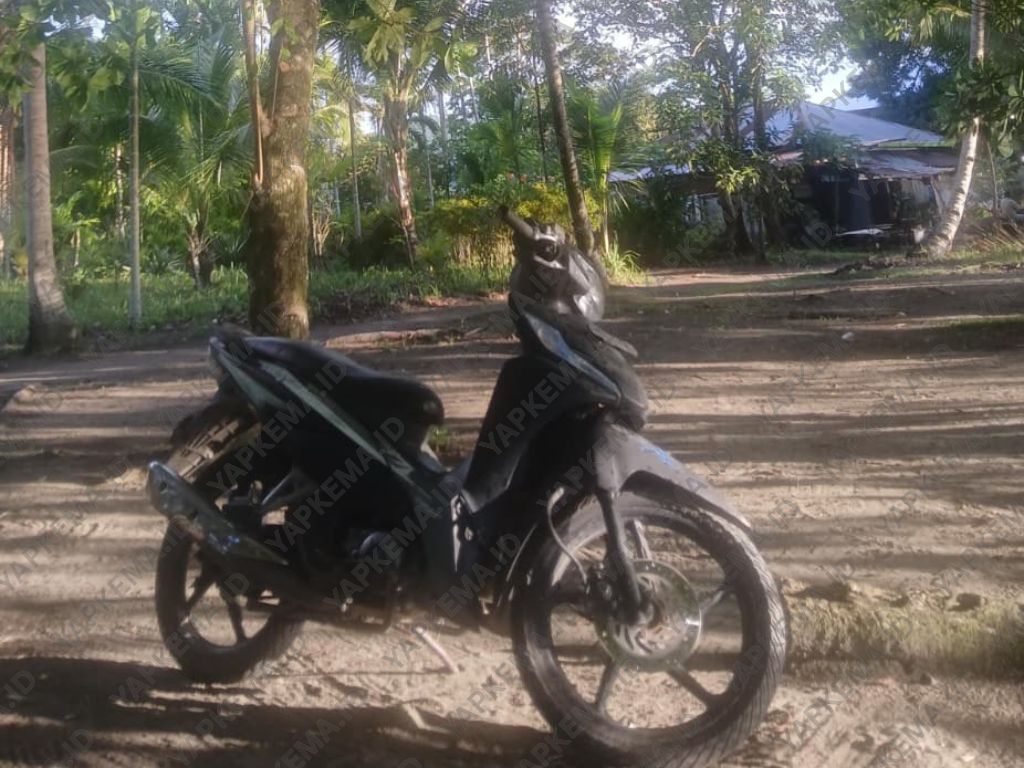 Sepeda motor Revo, sebuah kendaraan penuh kenangan pemberian Ayah sebelas tahun lalu (Dok. Pribadi Agustina Doo)
