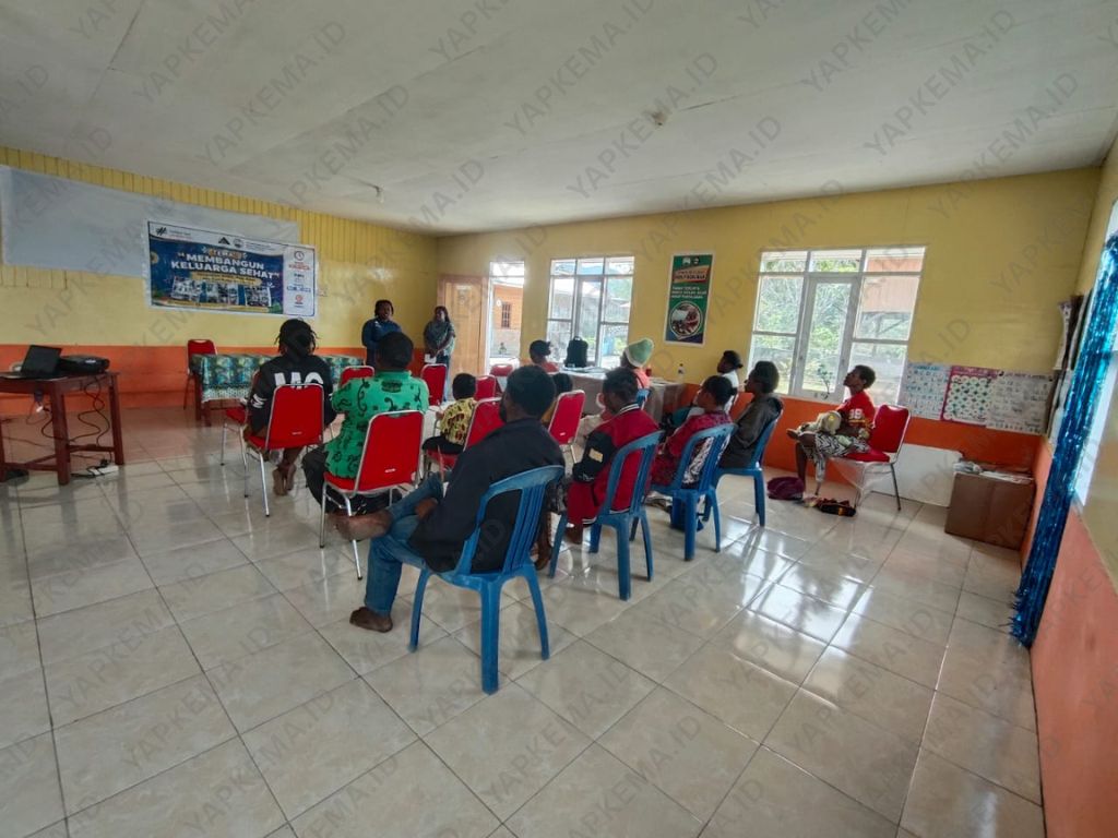 Kegiatan Penyuluhan Membangun Keluarga Sehat sedang berlangsung di Dogiyai (Dok. Yapkema)