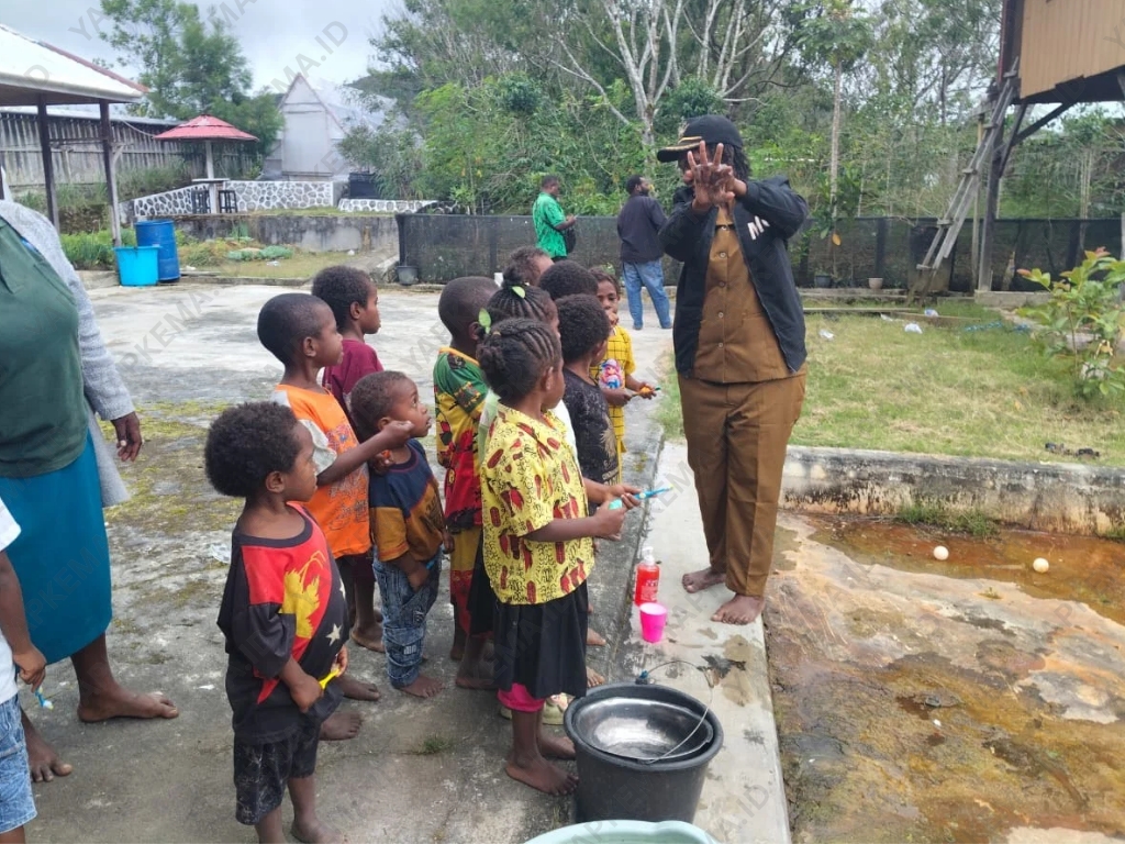 Suster Lidia Adii sedang mengajarkan praktek cuci tangan kepada anak-anak (Dok. Yapkema)