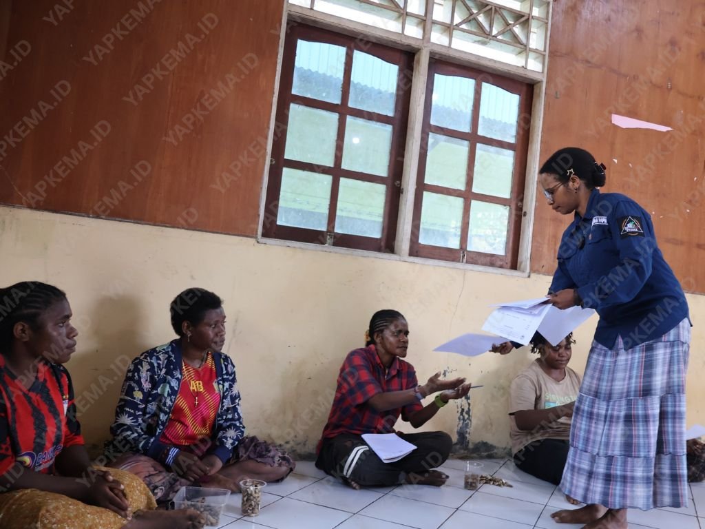 Maria Douw membagikan selebaran kuesioner kepada peserta pelatihan Tematik III (Dok. Yapkema)