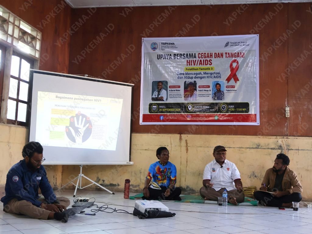 dr. Daniel Wakei sedang menyampaikan materi Penularan HIV/AIDS (Dok. Yapkema)