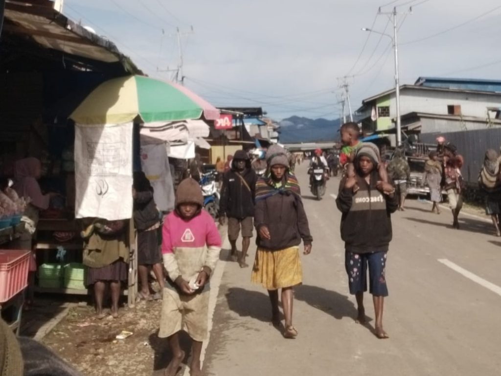 Aktivitas warga di Pasar Enarotali, Paniai. (Dok. HD/Yapkema)