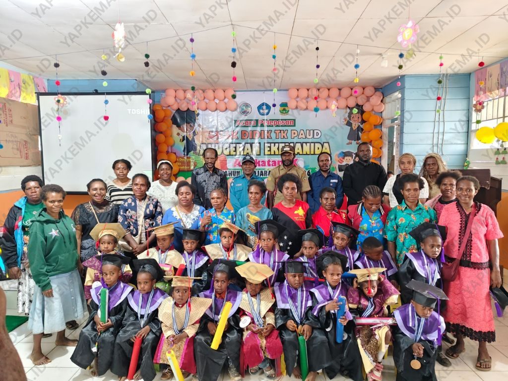Foto bersama anak-anak TK/PAUD Ekemanida setelah acara pelepasan (Dok. Yapkema)