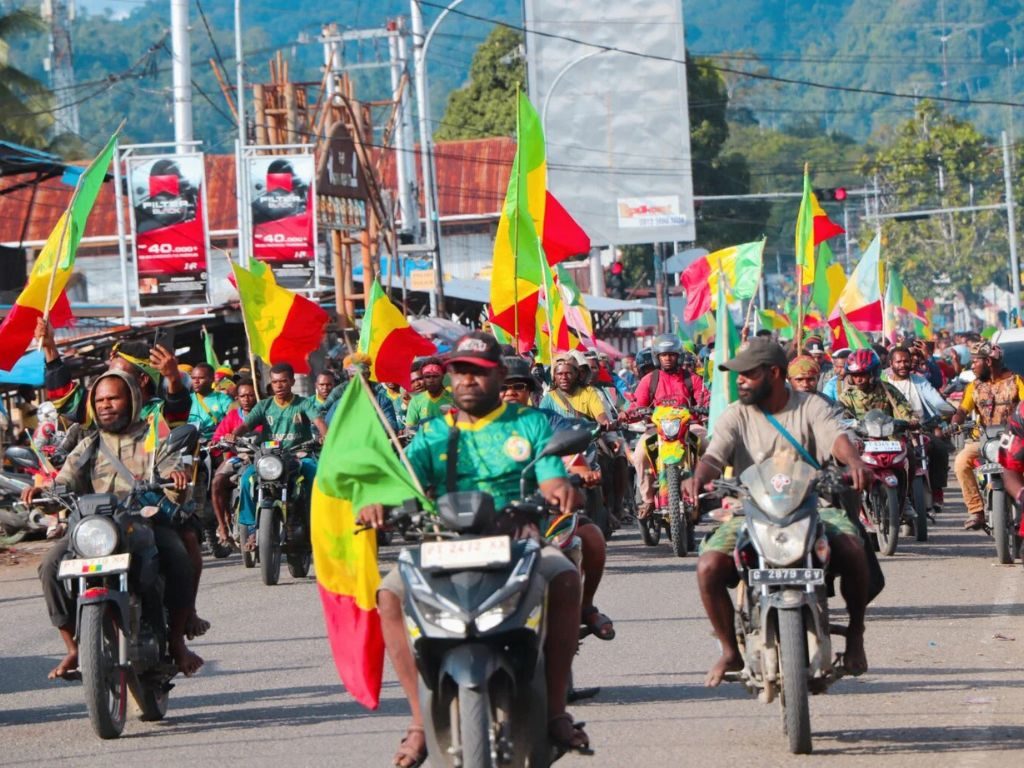 Pawai pendukung Tim Nasional Senegal di jalan utama Kota Nabire, Papua Tengah (Dok. Christian Degei/tomei.id)