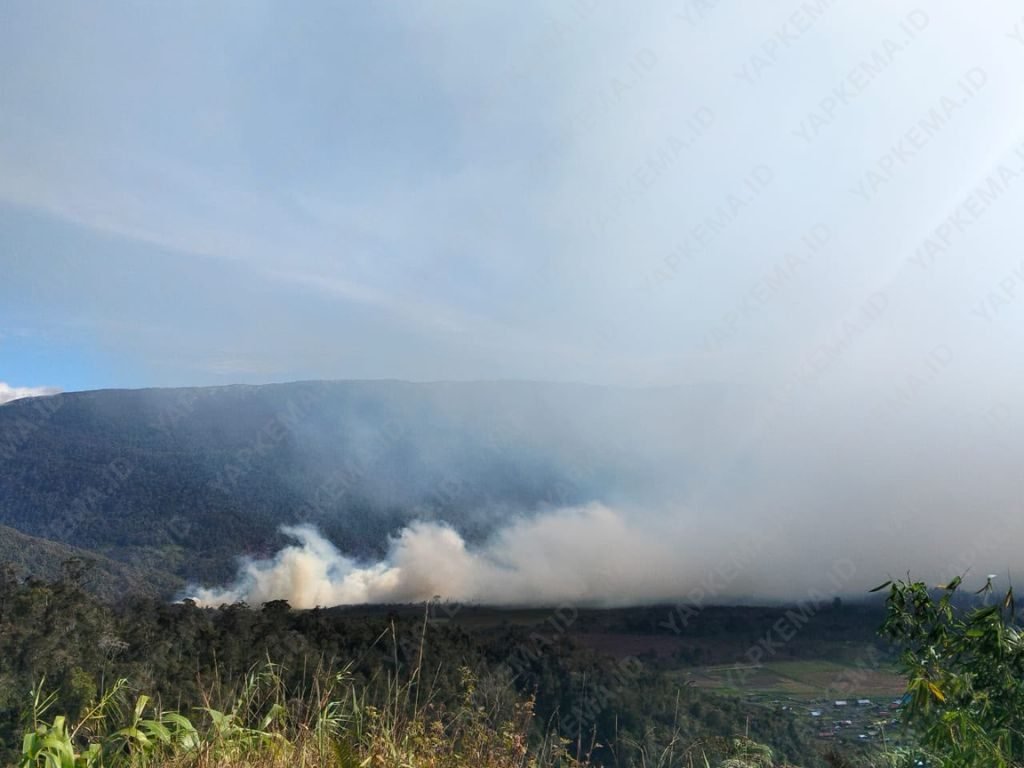Asap membumbung di Pugodadi, Paniai (Dok. Yapkema)
