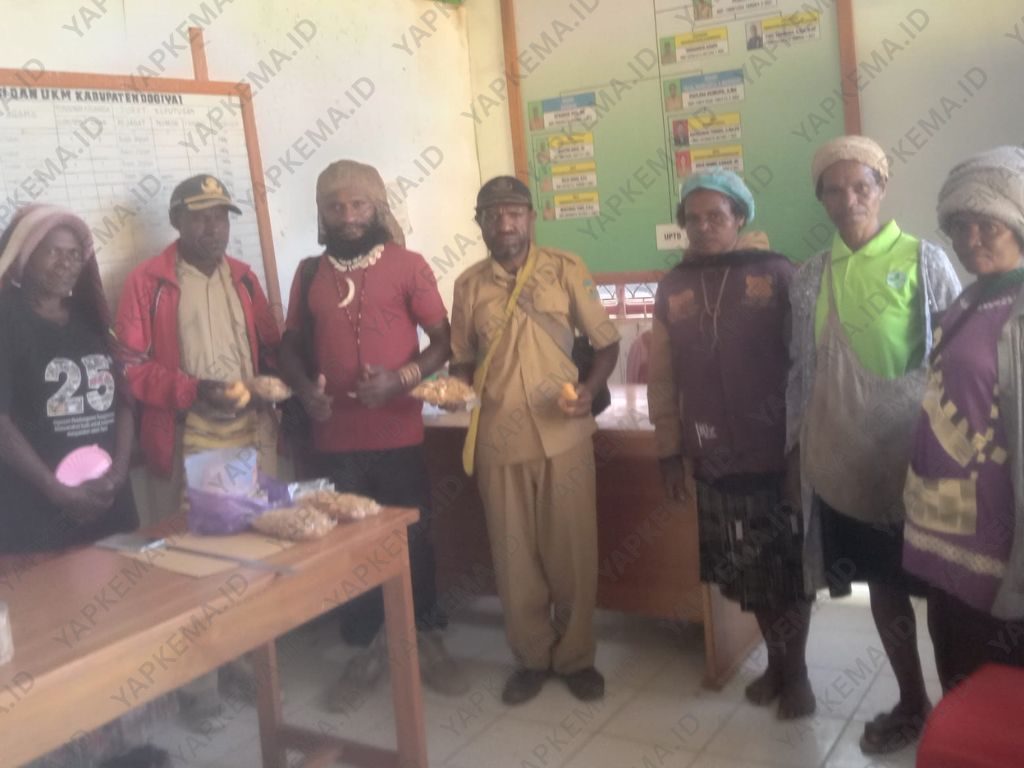Staf dan Kabid Dinas Koperasi dan UMKM, Mama-mama bersama Staff Yapkema memegang hasil produksi olahan hasil kebun di ruangan Tamu Kantor Dinas Koperasi dan UMKM di Moanemani (Dok. Yapkema)