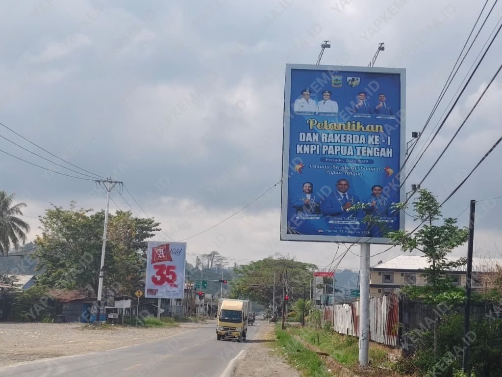 Baliho Pelantikan dan Rakerda Ke-1 KNPI Papua Tengah yang terpasang di papan billboard di Wonorejo, Nabire. (Dok. Pribadi)