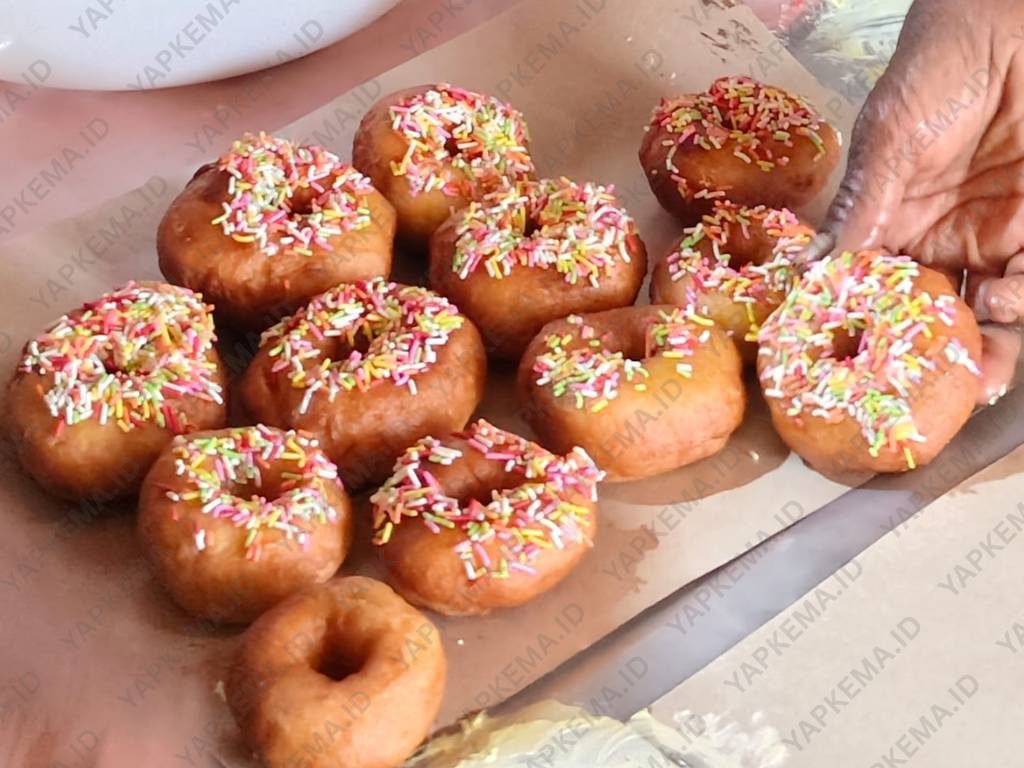 Donat nota yang dibuat mama-mama peserta pelatihan peningkatan kualitas produk oleh Yapkema Papua (Dok. Yapkema)