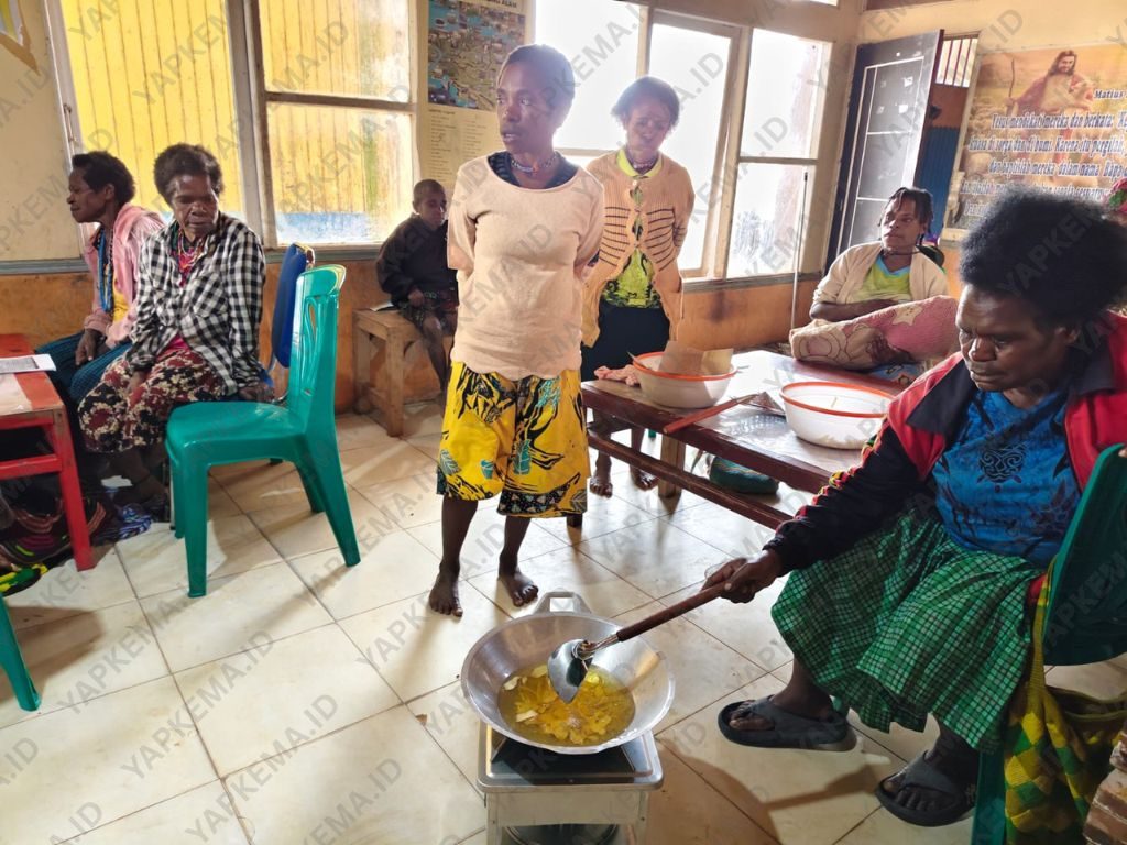 Proses menggoreng keripik nota oleh salah satu peserta pelatihan (Dok. Yapkema)