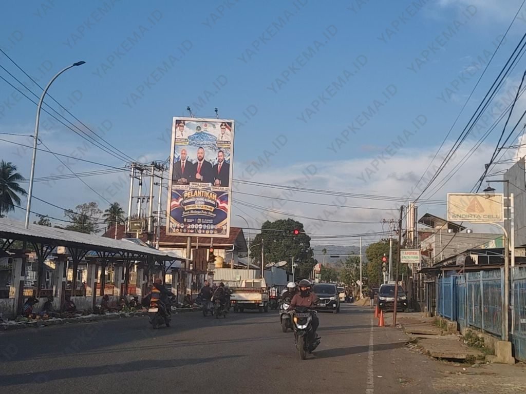 Baliho Pelantikan Cabor dari KONI Papua Tengah, yang besar,  terpasang di papan Billboard dekat perempatan Pasar Karang Tumaritis, Nabire. (Dok. Pribadi)