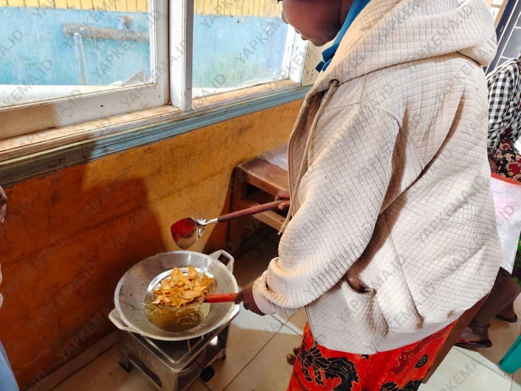 Proses menggoreng keripik nota oleh salah satu peserta pelatihan (Dok. Yapkema)