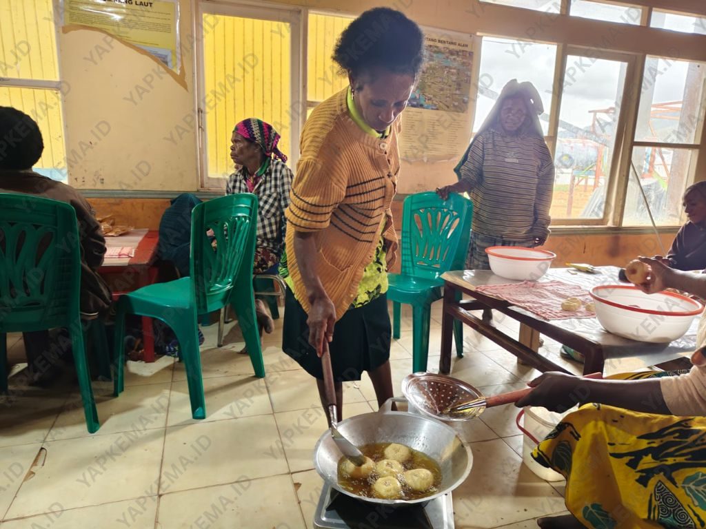 Proses menggoreng donat nota oleh salah satu peserta pelatihan (Dok. Yapkema)
