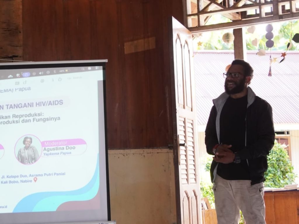 Mis Murib, Manager Kepemudaan Yapkema, sedang menjelaskan keparahan kasus HIV/AIDS di Papua Tengah (Dok. Yapkema)