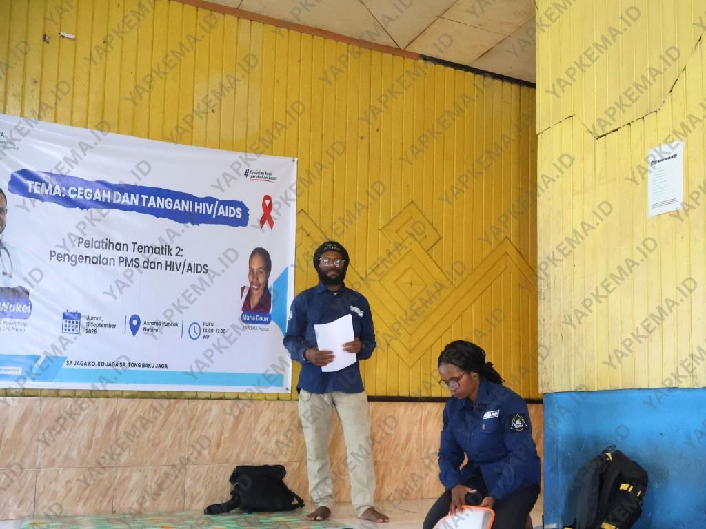 Manager Kepemudaan (Mis Murib) dan Moderator (Maria Douw) sedang membuka acara pelatihan Tematik II. (Dok. Yapkema)