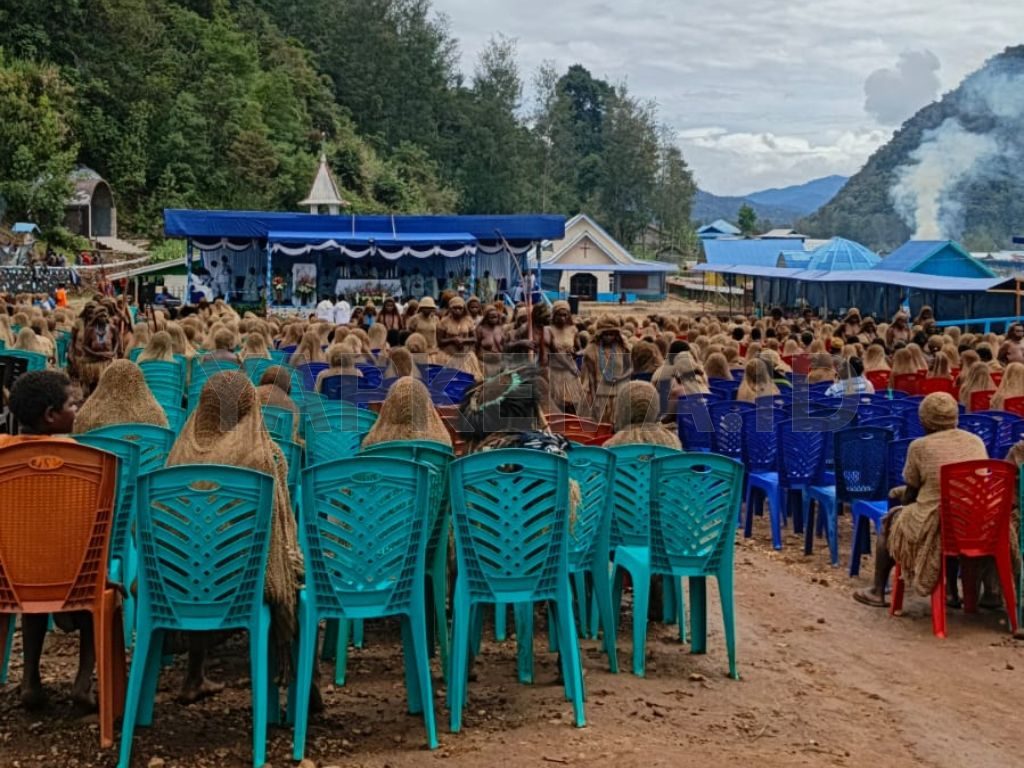 Umat duduk mengikuti Misa Pembukaan Rangkaian Kegiatan Muspas Mee. (Dok. Yapkema)