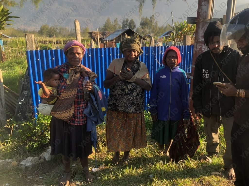 Tiga mama-mama dari Distrik Pugodagi, yang baru bergabung menjadi peserta baru Pelatihan Ekonomi Owaadaa (Dok. Yapkema)