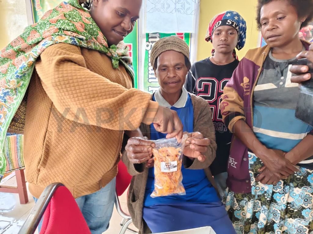 Salah satu peserta pelatihan dengan produk hasil olahannya (Dok. Yapkema)