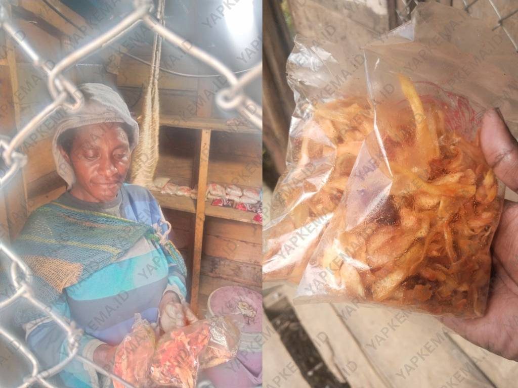 Mama Mariana Madai, salah satu mama dampingan Yapkema yang sudah berjualan keripik nota (Dok. Yapkema)