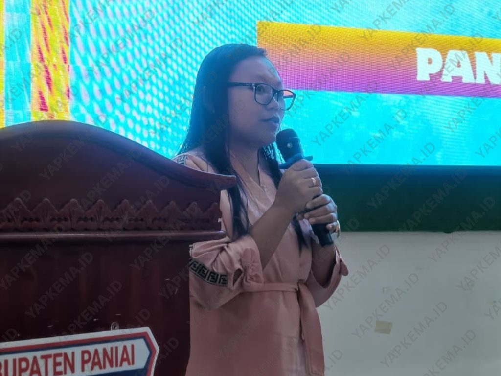 Merry Christianti, dari Kelompok Kerja (Pokja) Bunda Paud Paniai saat menyampaikan sambutan. (Dok. Yapkema)