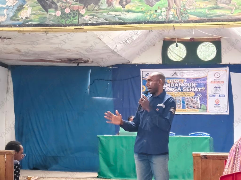 Nikson, staf lapangan Yapkema di Deiyai, saat menyampaikan sambutan pada kegiatan Penyuluhan Membangun Keluarga Sehat (Dok. Yapkema)