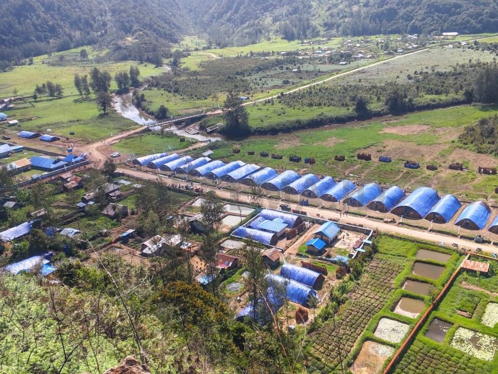 Kompleks dibangunnya rumah nginap (kewitaa) bagi perwakilan delegasi dari setiap paroki, diambil dari atas bukit. (Dok. Yapkema)