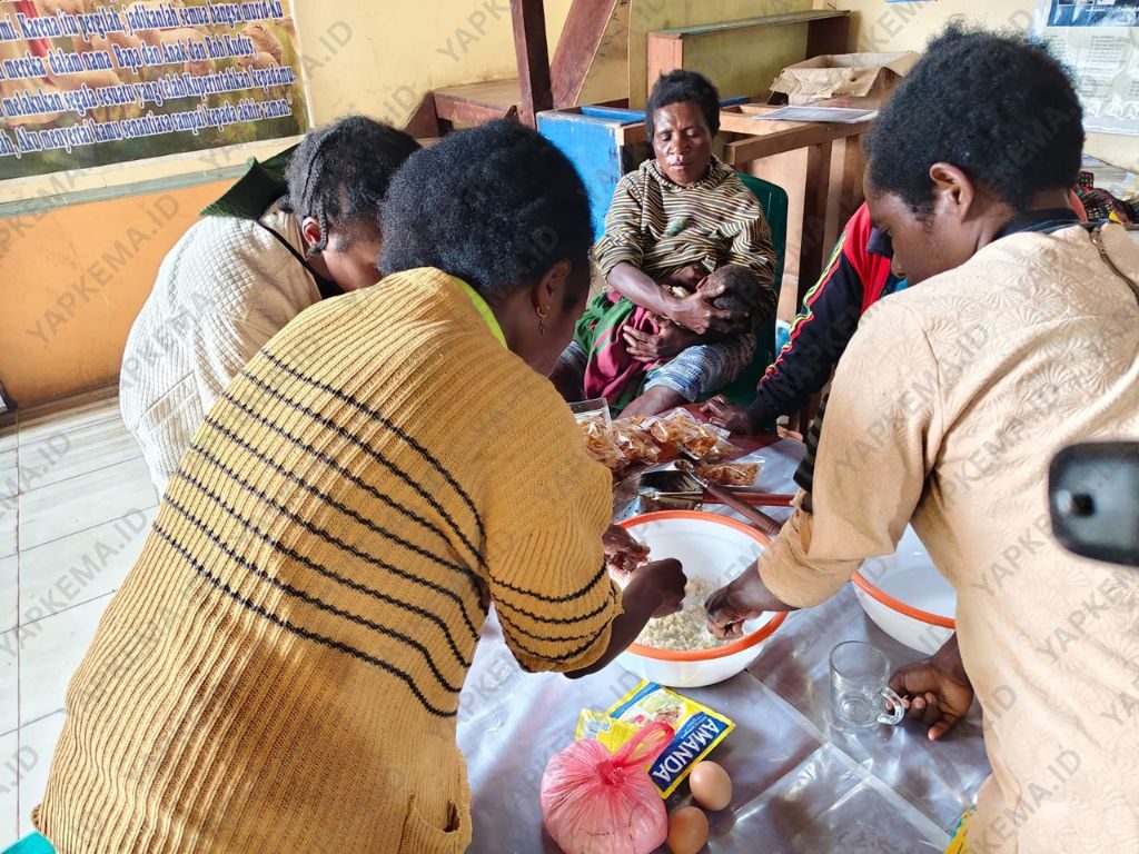 Mama-mama peserta pelatihan mempersiapkan bahan-bahan pembuatan donat dari Nota (Dok. Yapkema)