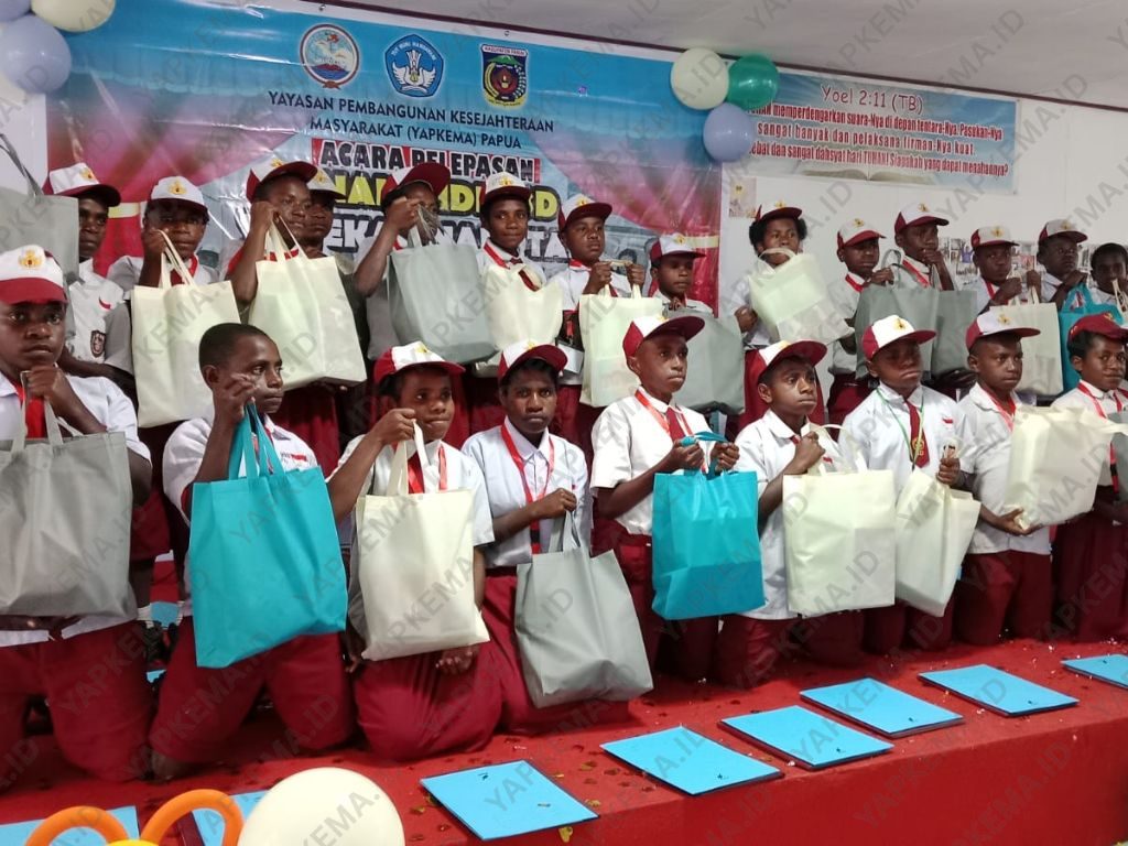 Penyerahan Surat Keterangan Lulus (SKL), raport, dan goodie bag berisi perlengkapan sekolah untuk siswa lulusan SD Yegeka (Dok. Yapkema)