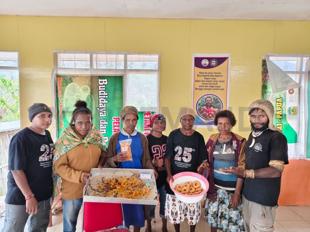 Mama-mama menunjukkan hasil olahan yang dibuat   saat pelatihan ekonomi (Dok. Yapkema)