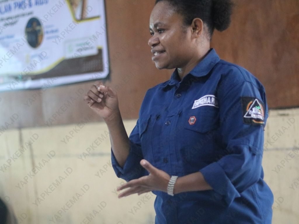 Yosinta Douw, staf Yapkema Papua yang bertindak sebagai pembawa acara (Dok. Yapkema)