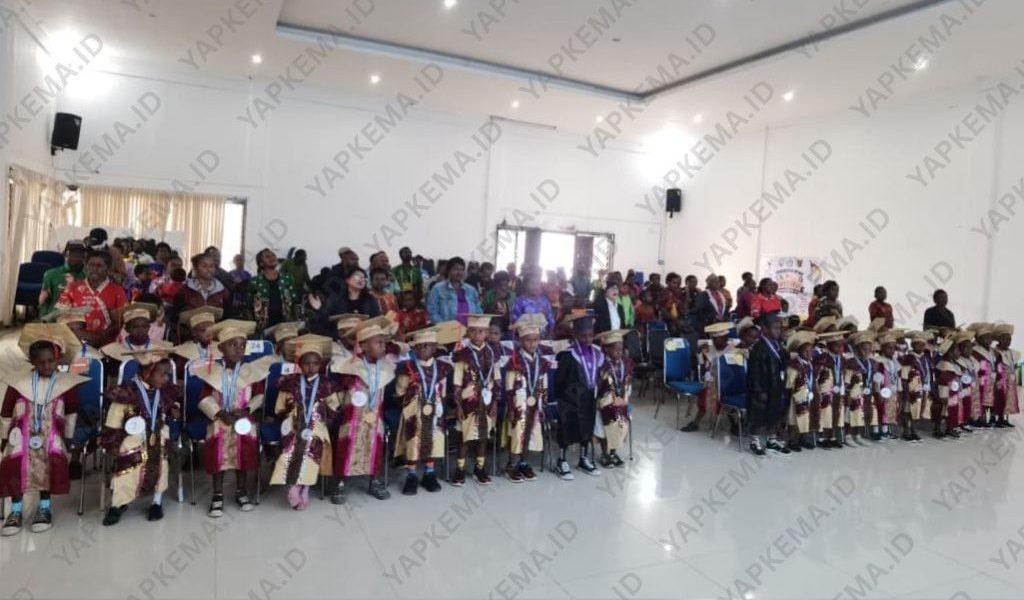 Anak-anak wisudawan/wisudawati bersama orang tua dari arah depan (Dok. Yapkema)