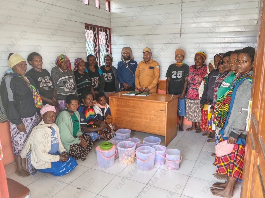 Mama-mama didampingi staf Yapkema Papua bertemu Kepala Dinas Koperasi dan UMKM Kabupaten Deiyai (Dok. Yapkema)
