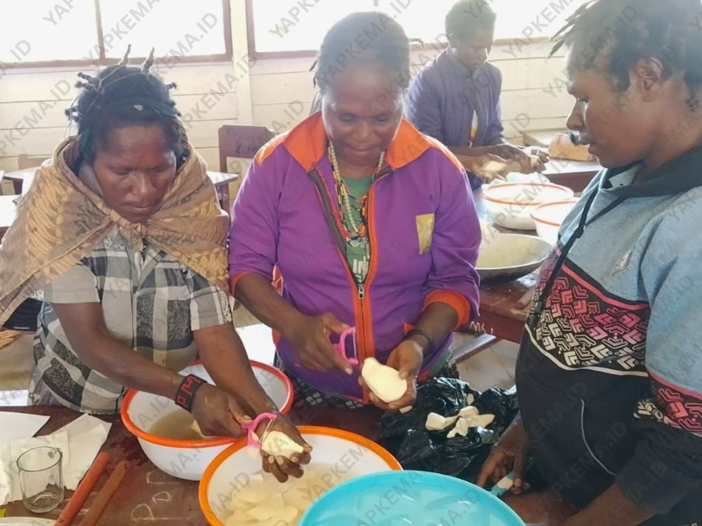 Proses pelatihan sedang berlangsung. Mama-mama membersihkan nota sebelum diolah (Dok. Yapkema)