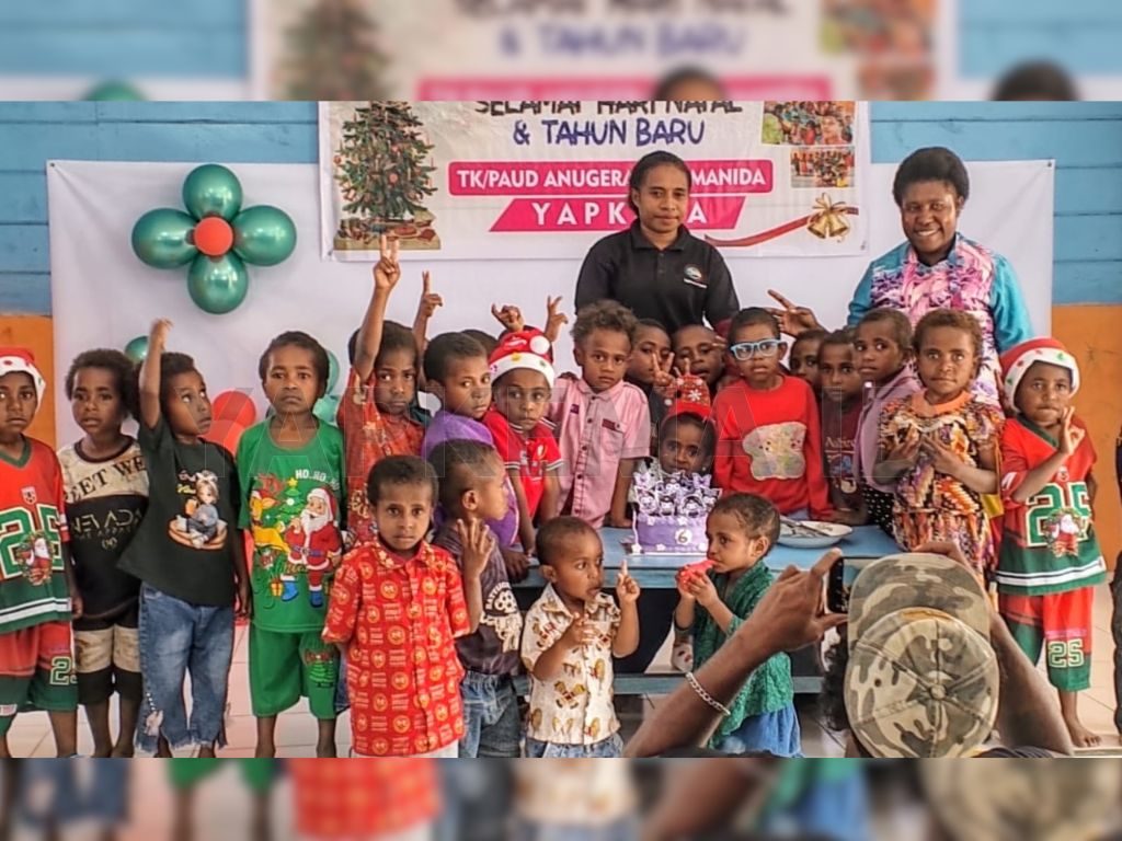 Foto Guru Bersama anak-anak murid usai acara (Dok. Yapkema)