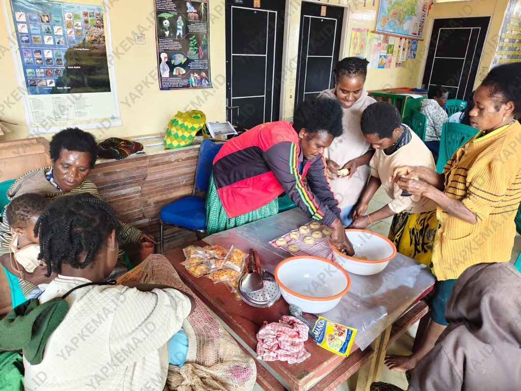 Proses pembentukan adonan donat nota (Dok. Yapkema)