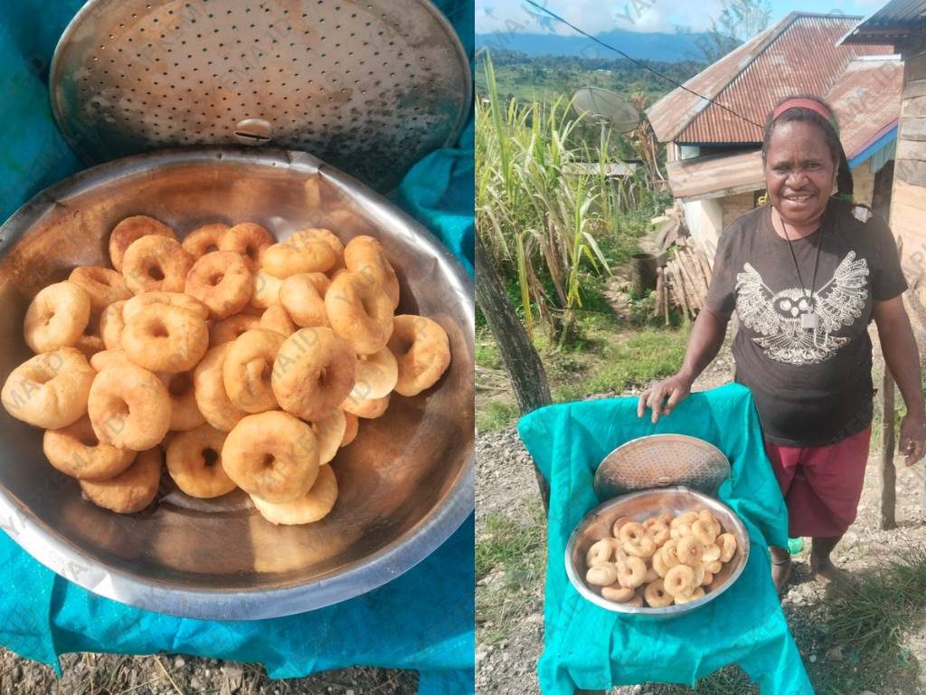 Mama Mikerla Adii, salah satu mama dampingan Yapkema yang sedang berjualan donat nota (Dok. Yapkema)