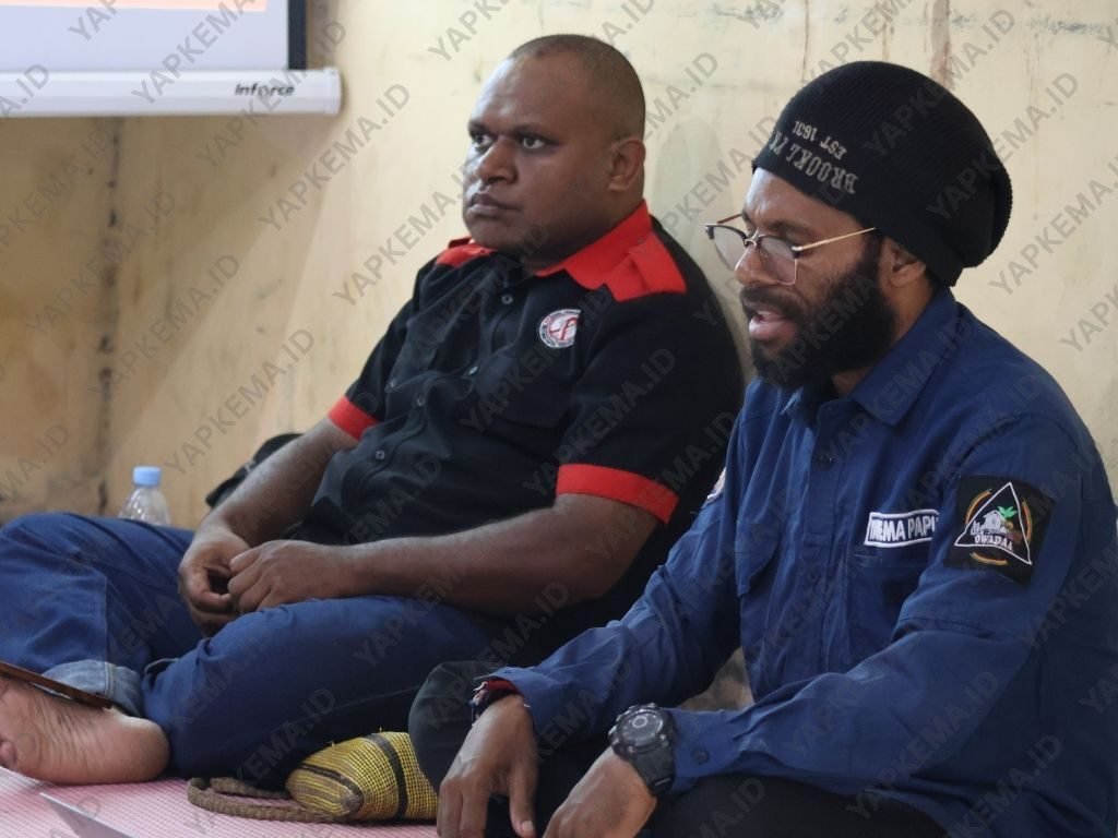 dr. Daniel Wakei (kiri) dan Mis Murib (kanan) saat pembukaan pelatihan Tematik II di Asrama Putri Paniai (Dok. Yapkema)