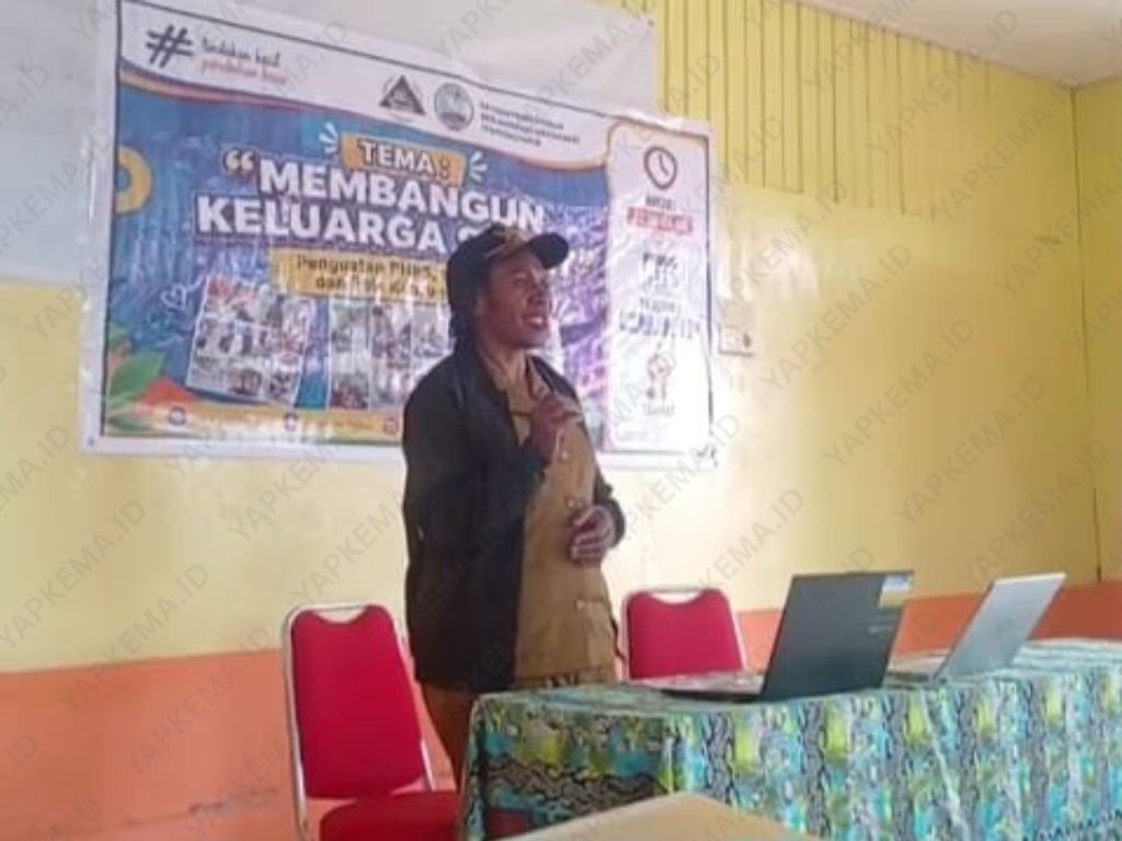 Suster Lidia Adii sedang menyampaikan materi penyuluhan kesehatan (Dok. Yapkema)