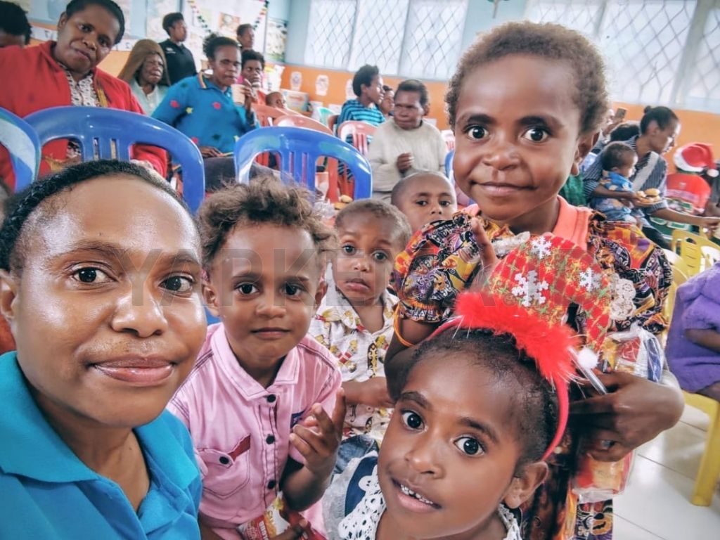 Foto orang tua bersama anak-anak murid (Dok. Yapkema)