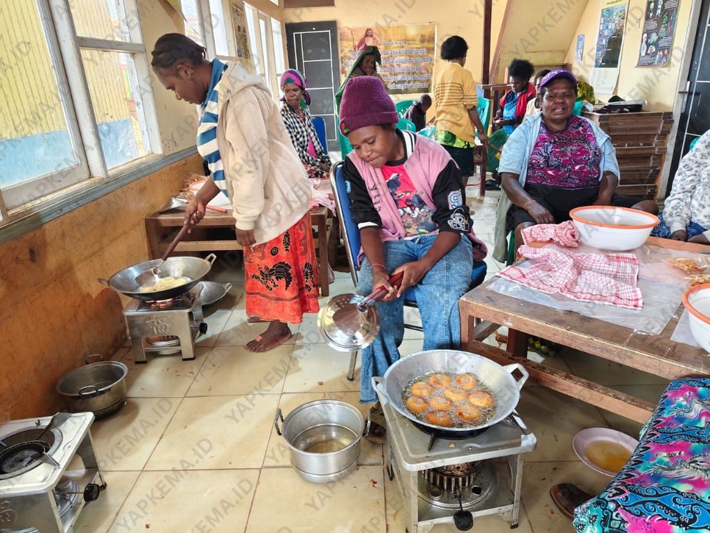 Proses menggoreng donat nota oleh salah satu peserta pelatihan (Dok. Yapkema)