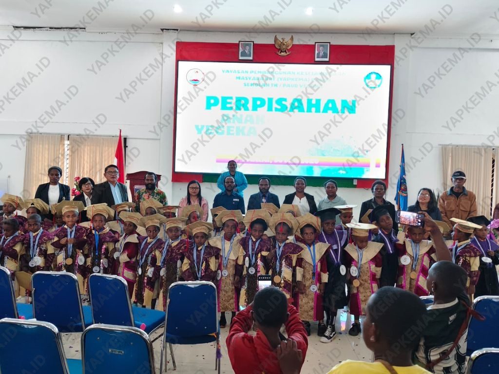 Anak-anak wisudawan & wisudawati bersama para guru, ketua panitia pelepasan, pengurus yayasan, perwakilan Pokja Bunda Paud Paniai, pendeta dan perwakilan dari Yayasan Rumsram (Dok. Yapkema)