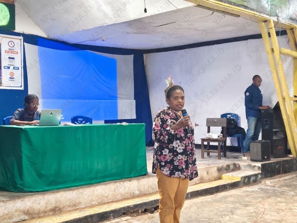 Ibu Naomi Edowai sedang menyampaikan materi penyuluhan kesehatan (Dok. Yapkema)