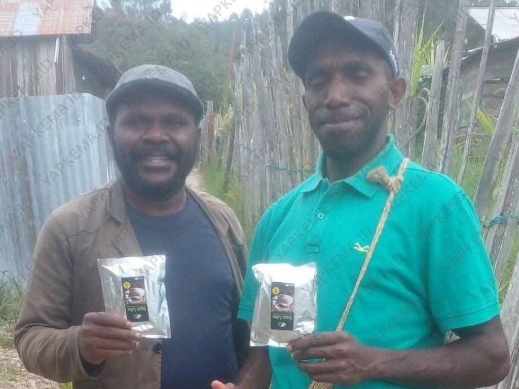 Foto Nikson dan temannya, waktu membeli kopi saset. 
(Dok. Yapkema)