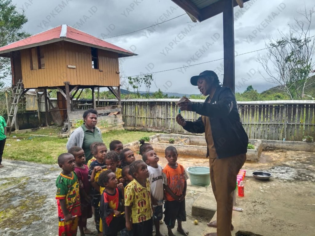 Suster Lidia Adii mengajarkan anak-anak praktek gosok gigi sesuai anjuran kesehatan (Dok. Yapkema)