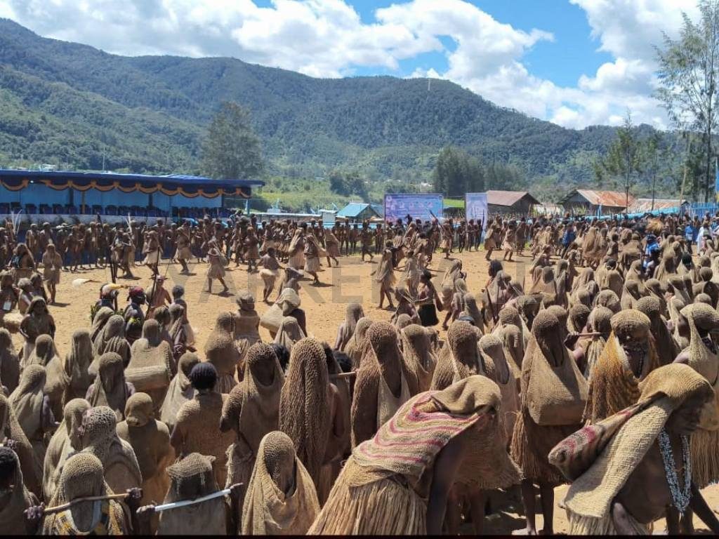 Suasana di halaman Gereja Paroki Kristus Jaya Komopa. (Dok. Yapkema)