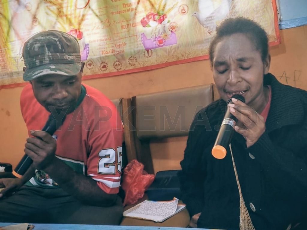 Orang tua murid saat karaoke di sesi ramah tamah (Dok. Yapkema)