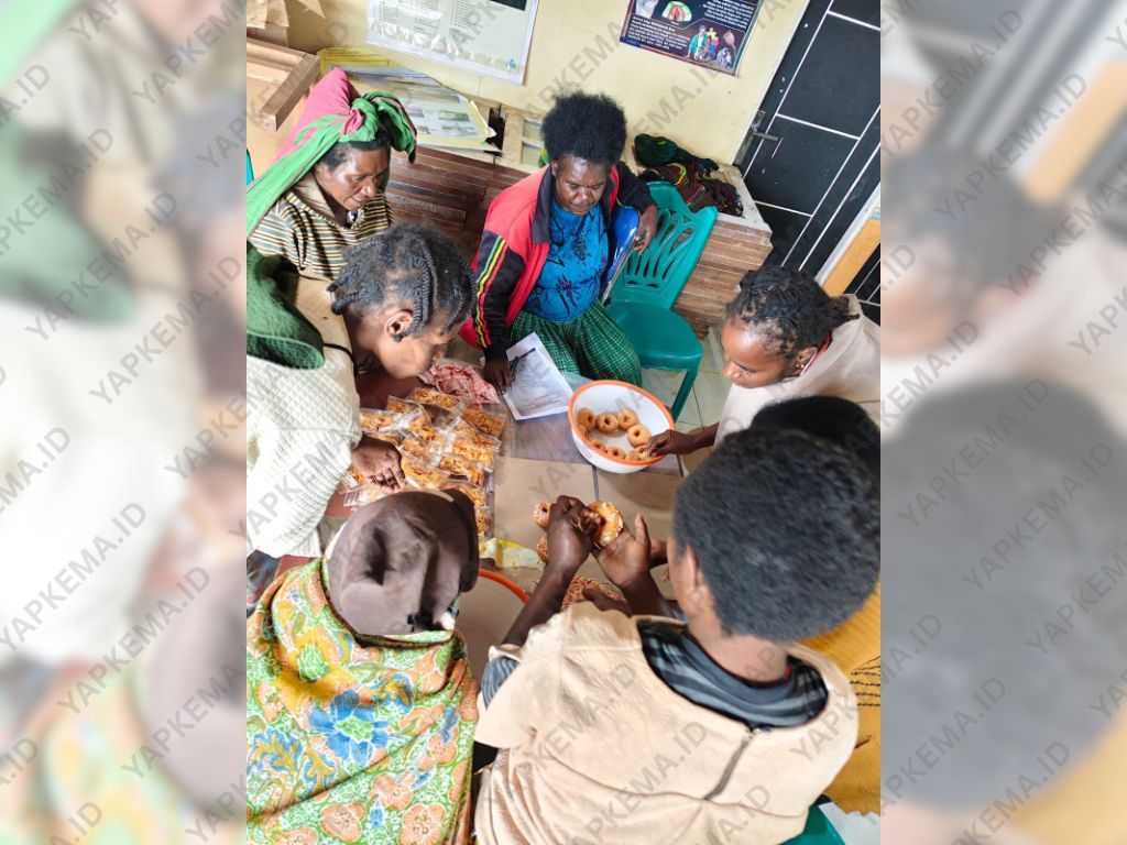 Proses memoles donat nota dengan topping meses setelah digoreng (Dok. Yapkema)