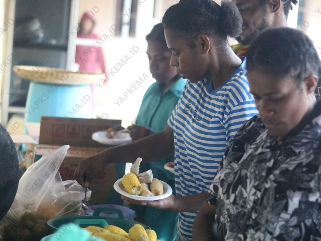 Penyajian makanan asli Papua kepada peserta, seperti pisang, keladi, jagung, serta kopi Arabika Meeuwoodide (Dok. Yapkema).